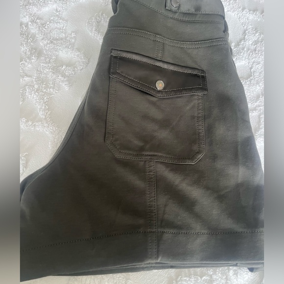 WHBM 4 1/2” shorts - Picture 2 of 4